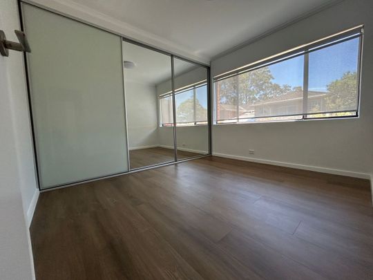 BRIGHT RENOVATED 2 BEDROOM TOP FLOOR UNIT - Photo 1