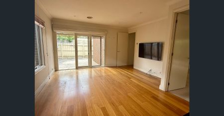 Spacious single-level townhouse in a prime lifestyle location - Photo 2