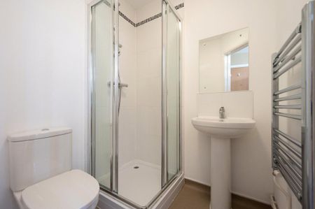 1 bedroom in a house share to rent - Photo 2