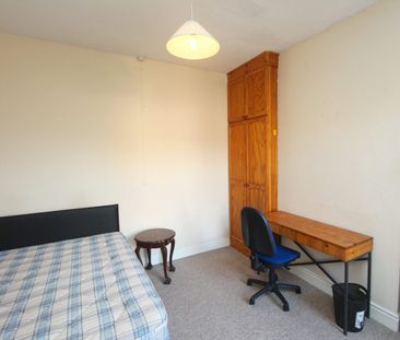 Terraced House to rent on - Photo 2