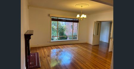 Lovely Family Home In A Prime Location - Photo 2