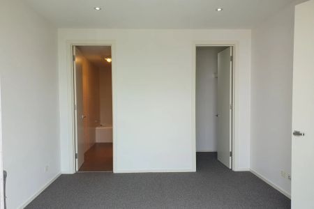 LUXURY 3-BEDROOM APARTMENT, WALKING DISTANCE TO WESTFIELD SHOPPING CENTRE WEST LAKES - Photo 3