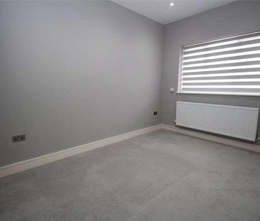 Raven Square, Alton, Hampshire, GU34 - Photo 2