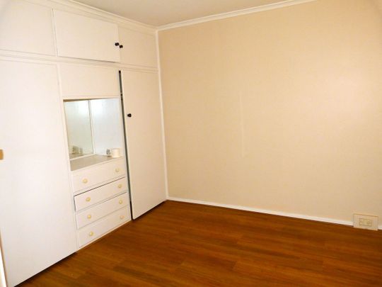 Cosy & Convenient 2-Bedroom Unit In Dandenong - Photo 1