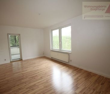 Ein unverbauter Blick in Richtung Pöhlberg - 3-Raum-Wohnung mit Bal... - Photo 6