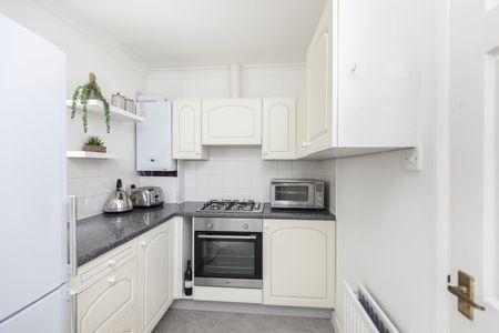 2 bed flat to rent in Haymoor Road, Poole, BH15 - Photo 5