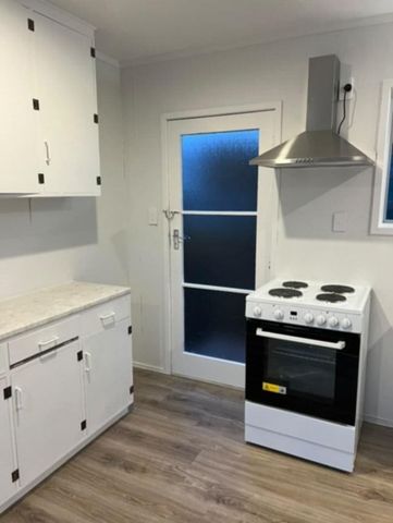 PAPAKURA, 2 BEDROOMS - Photo 2