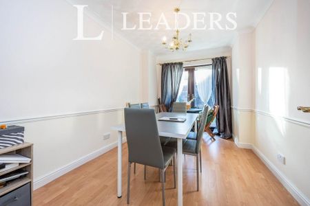 4 bedroom detached house to rent - Photo 3