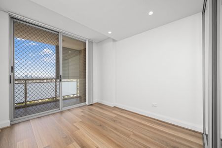 Level 7, Prime location, Minutes Walk To Station And Shopping Centre!! - Photo 3