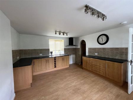 Semi detached house to rent - Photo 4