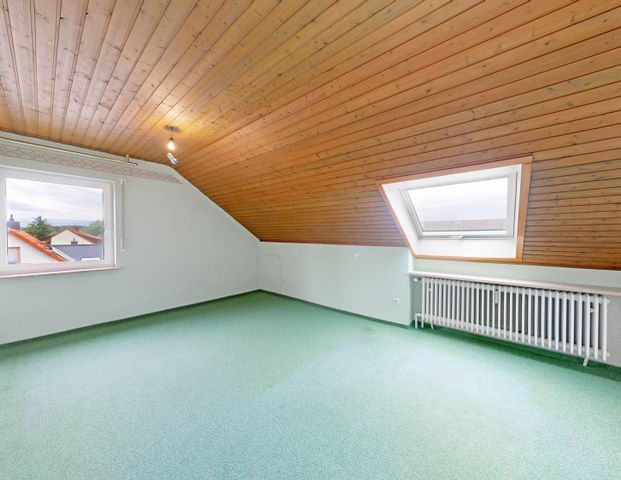 IMMOPARTNER - 3-Zimmer-Dachgeschosswohnung mit Balkon und Garage - Photo 1