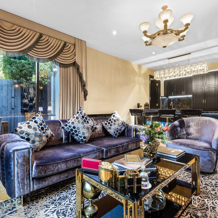 Indulge in Unrivalled Bayside Luxury – A 5-Star Fully Furnished Beachside Sanctuary - Photo 1