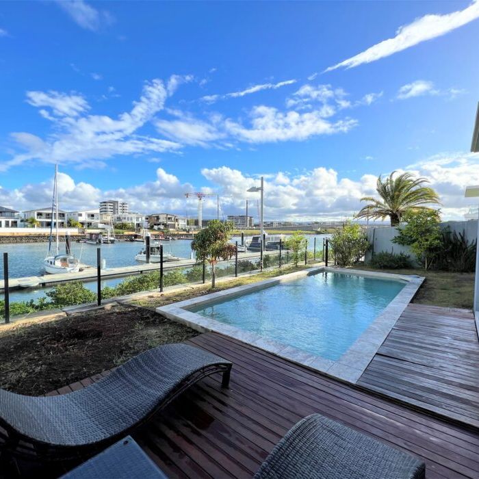 SPACIOUS WATERFRONT FAMILY HOME IN THE HART OF HOPE ISLAND - Photo 1