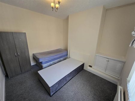 Price £1,000 pcm - Available Now - Unfurnished - Photo 4