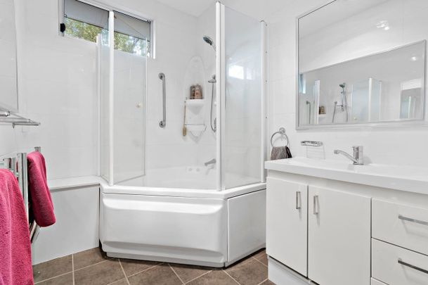 Spacious 4 Bedroom Family Home - Photo 1