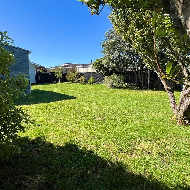 Tidy Family Home - 2 minutes to everything! - Photo 1