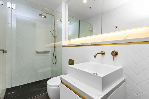 Fresh, modern, and perfectly placed in a sought-after pocket. Modern comfort meets lifestyle convenience. - Photo 1