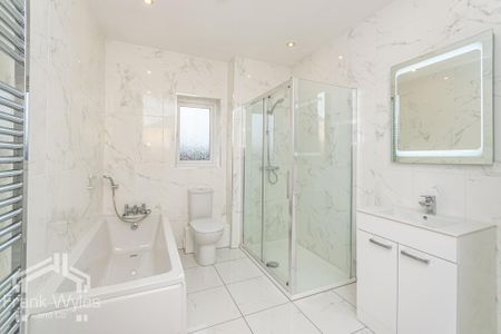 4 bedroom detached house to rent - Photo 3