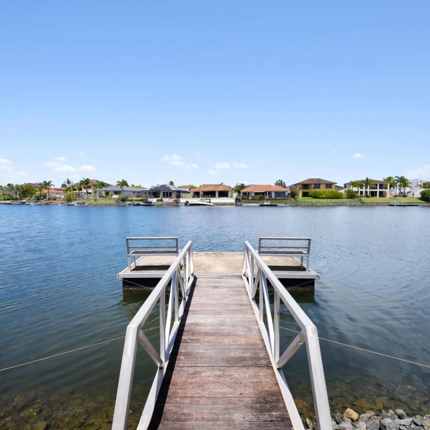 Large 5-Bedroom Waterfront Home in a gated community, in Helensvale ! - Photo 1