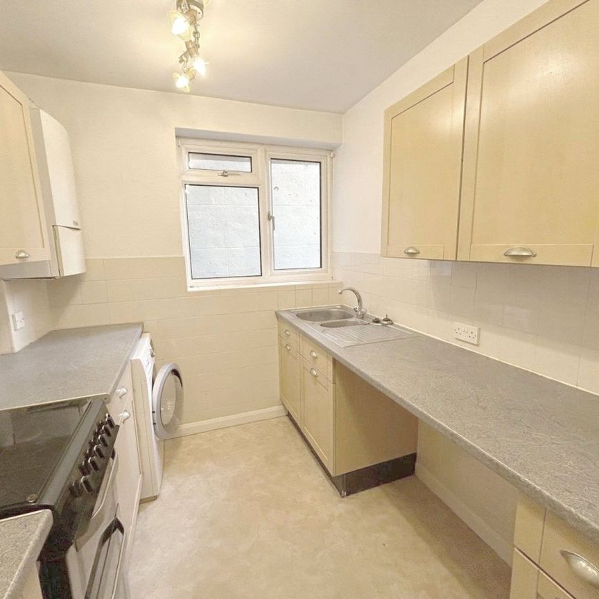 Warwick Court, NW7, London - Photo 1