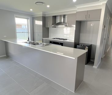 MODERN 4 BEDROOM HOME IN POTTERS LANE - Photo 5