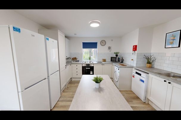 Room in a Shared Flat, Russell St, NG7 - Photo 1