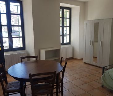 Studio meublé rez-de-chaussée dans le centre-ville de Pont-S - Photo 1