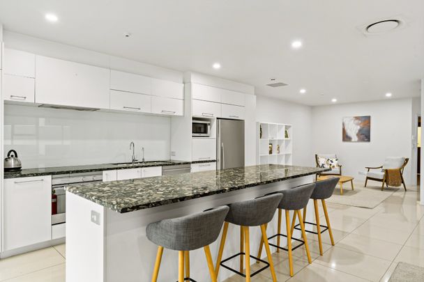 Luxury 3 Bedroom Living - Photo 1