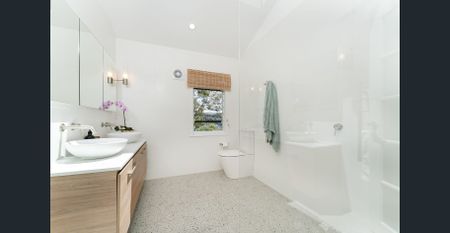 Spacious & Tranquil family home with Pittwater views - Photo 2