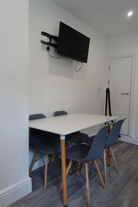 6 bedroom House To Let - Photo 1
