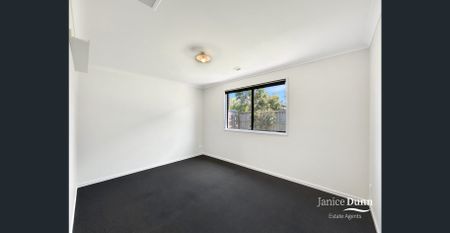 Spacious family home available now! - Photo 3