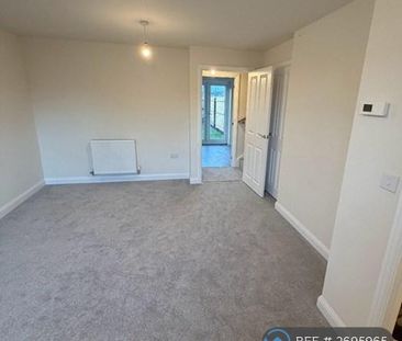 3 bedroom end of terrace house to rent - Photo 2