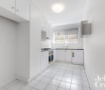 Spacious Apartment with Courtyard - Photo 5