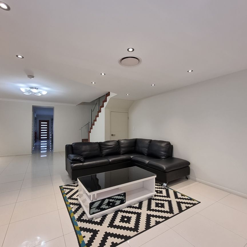 SPACIOUS 4-BEDROOM DUPLEX FOR RENT - Photo 1