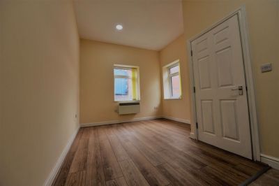 2 bedroom Flat in Flat 6, Leeds - Photo 3