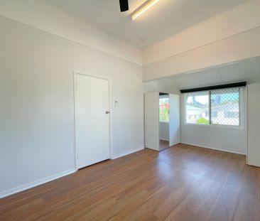 Charming, Breezy Home with City Glimpses! - Photo 5