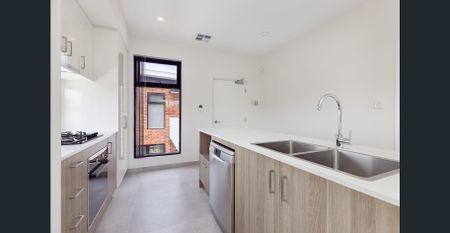 Top Floor Contemporary Living - Photo 3