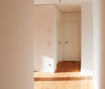 Moderne 2-Zi.-Wohnung am Wasser mit großer Loggia und durchdachtem ... - Photo 1