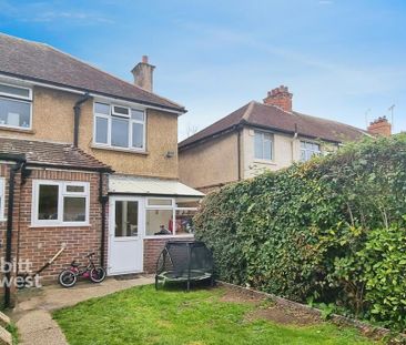 3 bedroom end of terrace house to rent - Photo 2