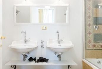 Center-Historic Jewish Quarter: Elegant apartment situated in beautiful Palazzo Nobiliare. Entrance, spacious living with original wood frescoed ceilings, large modern dining and kitchen, 4 bedrooms, 4 Baths, small terrace. #1527