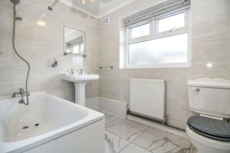 5 Bedroom House - Mid Terrace To Let - Photo 4