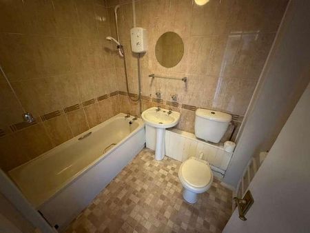 Cecil Drive, Tividale, Oldbury, B69 - Photo 2