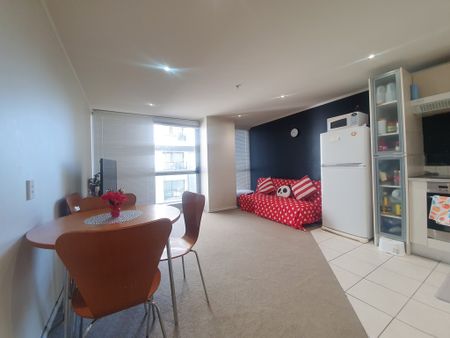 City Centre - Fully Furnished 1 Bedroom Apartment With A Carpark - Photo 2