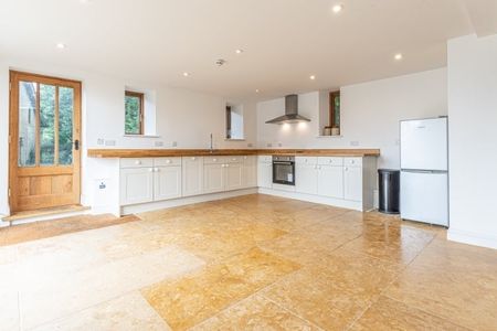 Asthall Leigh - Photo 3