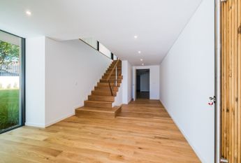 Moradia T6 de arquitetura moderna inserida no Golfe de Oeiras