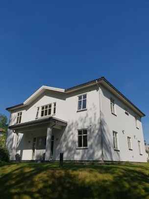 Arkitektritad,vackert hus i populära Näsbypark - Photo 1
