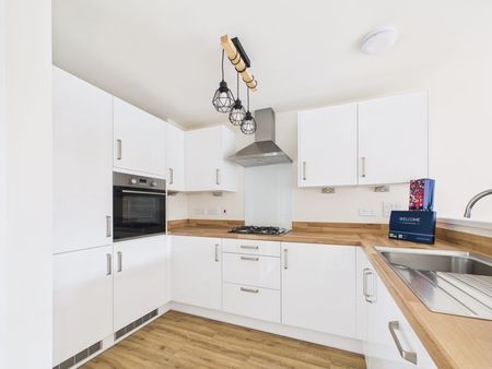 4 bed house to rent in - Photo 3