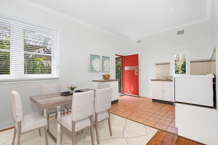 Beautifully Presented Apartment in Popular North Bondi - Photo 4