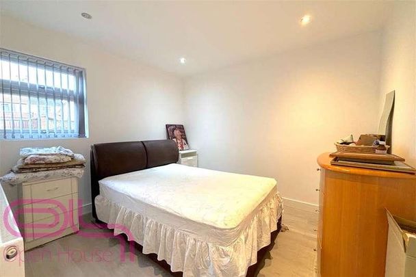 Hinton Avenue, Hounslow, TW4 - Photo 1