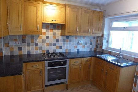 3 bedroom semi-detached bungalow to rent - Photo 5